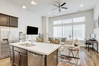 64 N Hutcheson St in Houston, TX - Building Photo - Building Photo