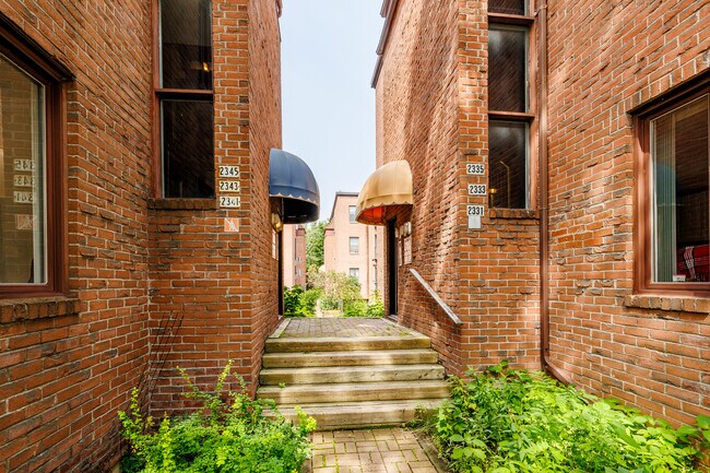 2345 Notre-Dame Rue O in Montréal, QC - Building Photo - Building Photo