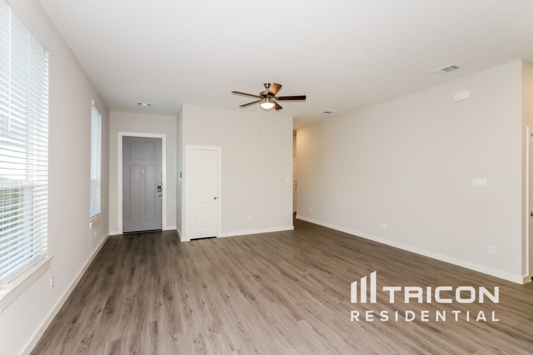 2418 Foster Hl Rd in Richmond, TX - Building Photo