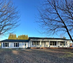 644 Holly Vista Dr in Colonial Beach, VA - Building Photo