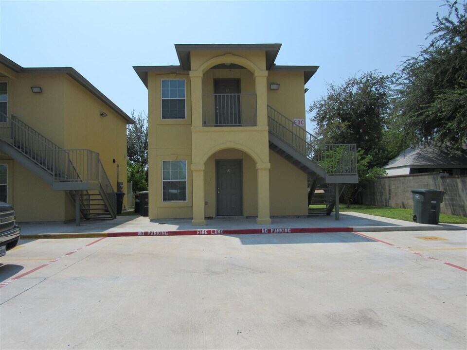 1720 Juarez Ave in Laredo, TX - Building Photo