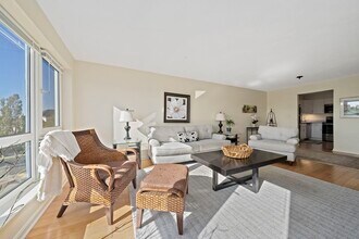 2001 Marina Dr in Quincy, MA - Building Photo - Building Photo