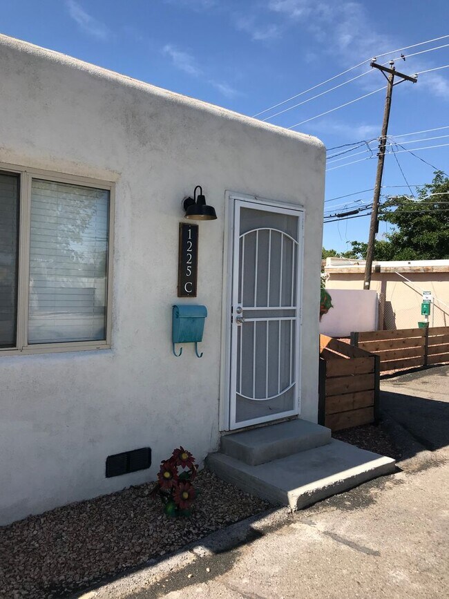 1225 San Mateo Blvd SE in Albuquerque, NM - Foto de edificio - Building Photo