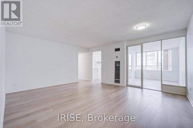 633 Bay St. in Toronto, ON - Building Photo - Building Photo