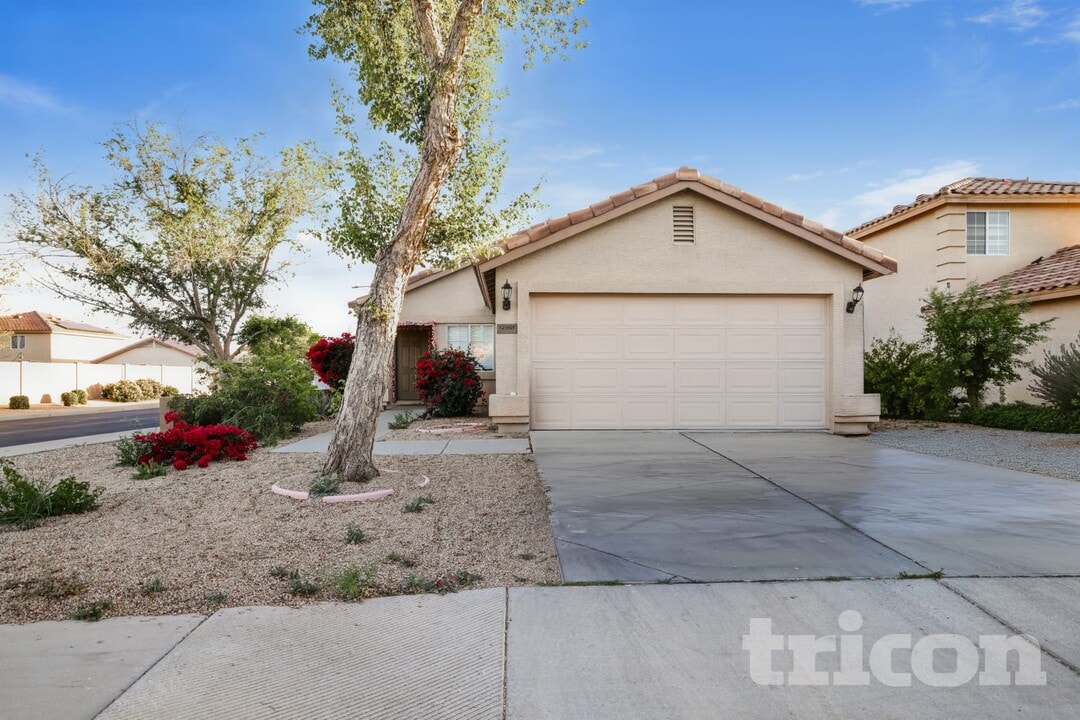 12901 W Laurel Ln in El Mirage, AZ - Building Photo