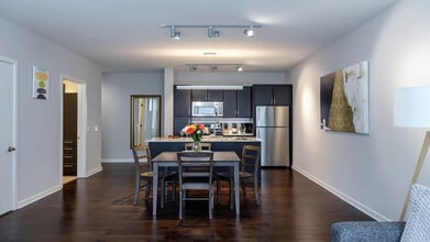 411 N Akard St in Dallas, TX - Foto de edificio - Building Photo