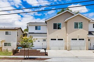 6256 E Lake Dr in San Diego, CA - Building Photo
