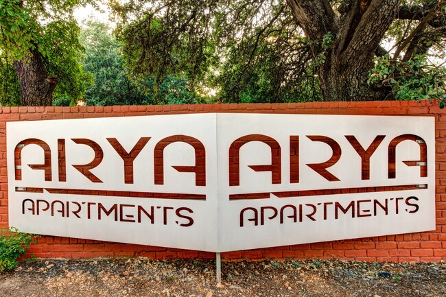 Arya Apartments in Austin, TX - Foto de edificio - Building Photo