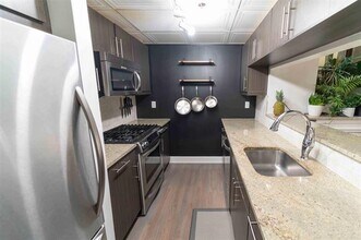 227 Christopher Columbus Dr in Jersey City, NJ - Building Photo - Building Photo