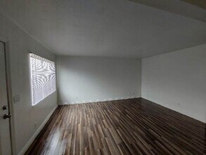 311 Misty Isle Ln in Las Vegas, NV - Foto de edificio - Building Photo