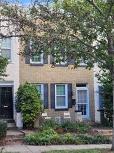 2103 37th St NW in Washington, DC - Foto de edificio - Building Photo