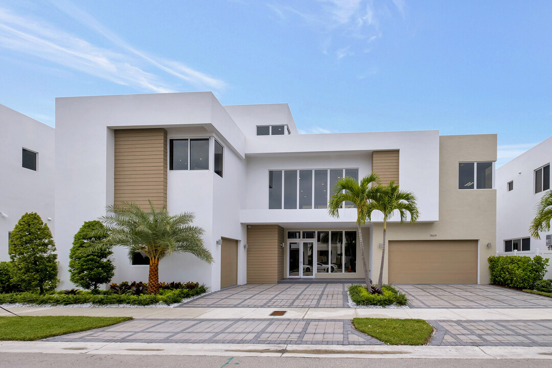 7469 NW 103rd Pl in Doral, FL - Building Photo