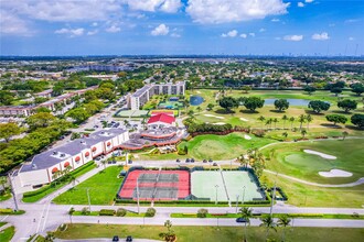 9800 N Hollybrook Lake Dr in Pembroke Pines, FL - Building Photo - Building Photo