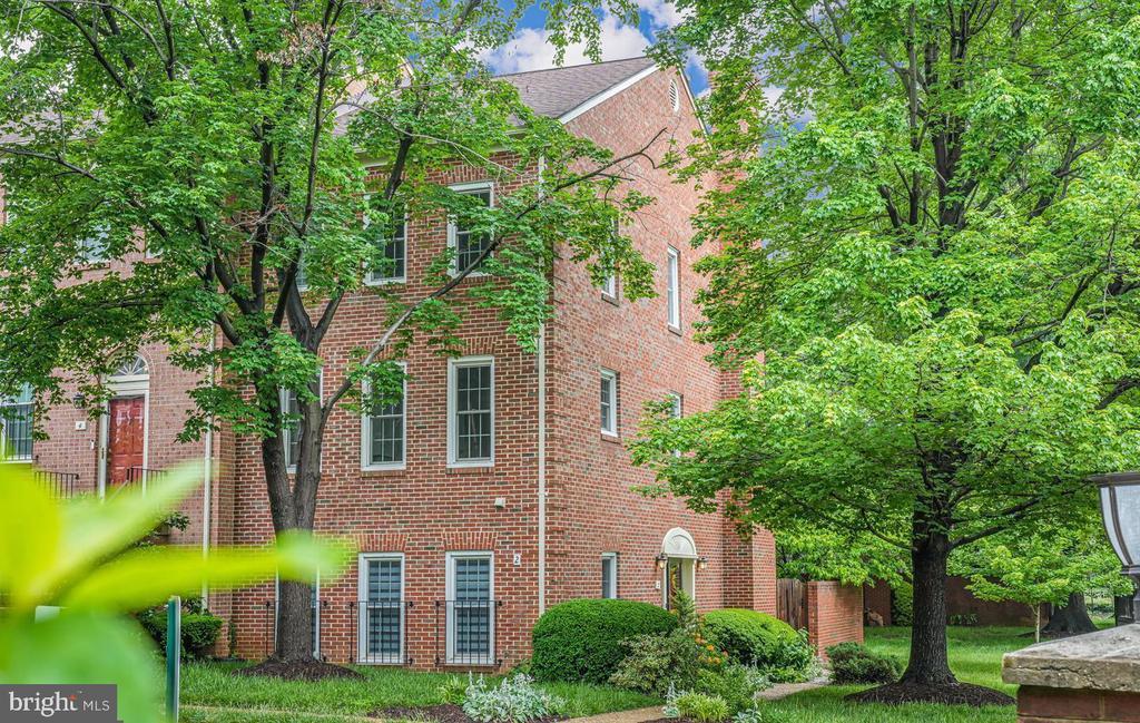 2 S Manchester St in Arlington, VA - Building Photo