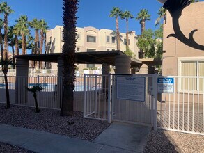 2008 Mesquite Ln, Unit 205 in Laughlin, NV - Foto de edificio - Building Photo