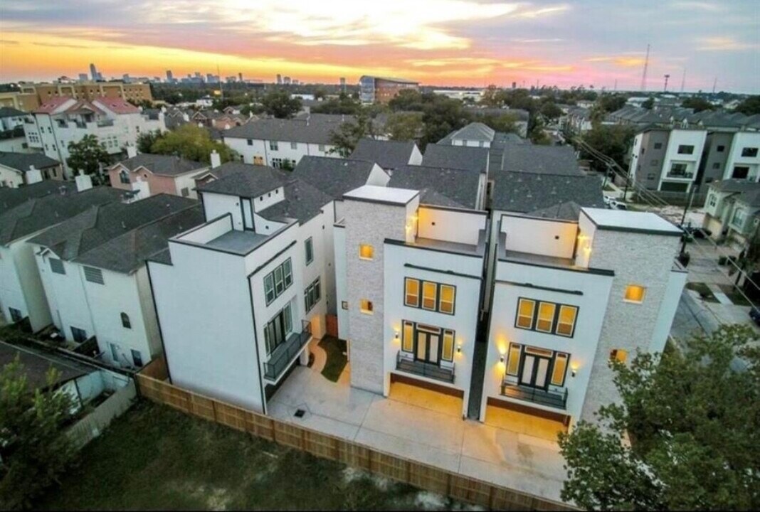 5813 Petty St in Houston, TX - Building Photo