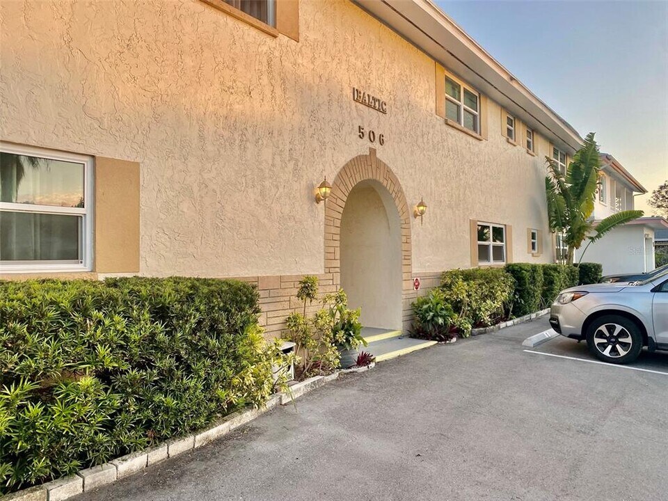 506 71st Ave in St Pete Beach, FL - Foto de edificio