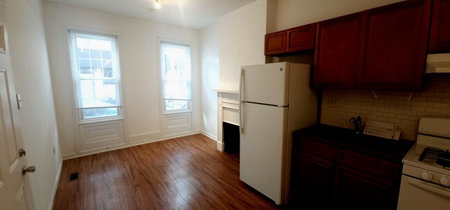 923 N 28th St, Unit B in Philadelphia, PA - Foto de edificio - Building Photo