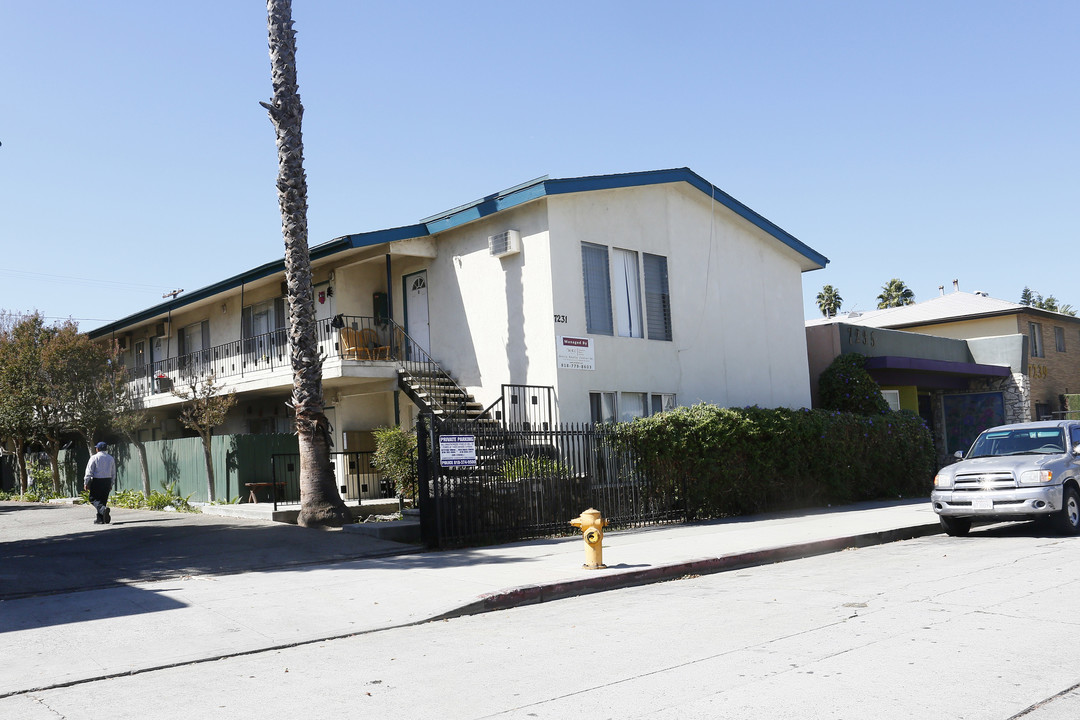 7231 Alabama Ave in Canoga Park, CA - Foto de edificio