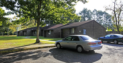 Willow Bend Apartments in Sneads, FL - Building Photo - Building Photo