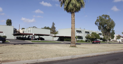 Concord  Apartments in Phoenix, AZ - Foto de edificio - Building Photo