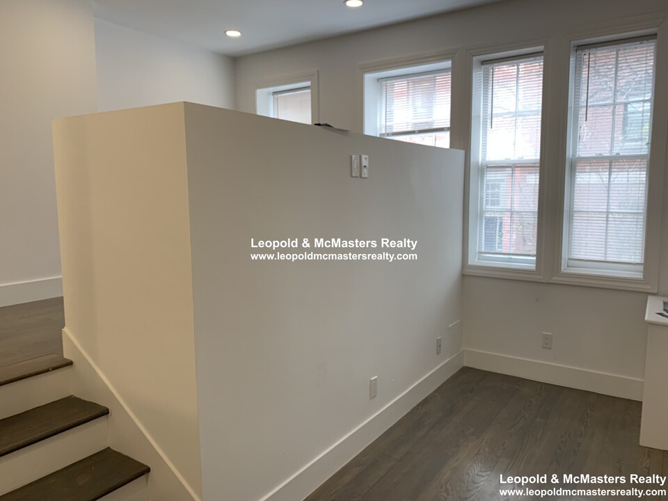 22 Phillips St, Unit 1 in Boston, MA - Building Photo