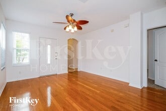 8152 Canterbury Lake Blvd in Tampa, FL - Foto de edificio - Building Photo