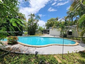 6900 NW 78th St in Tamarac, FL - Foto de edificio - Building Photo