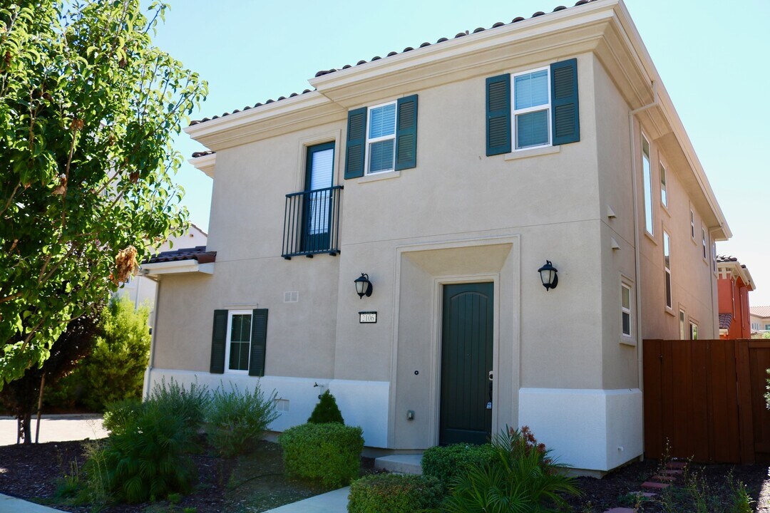 2106 Carrara St in Brentwood, CA - Building Photo