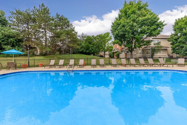 Chimney Hill Apartments in West Bloomfield, MI - Foto de edificio - Building Photo