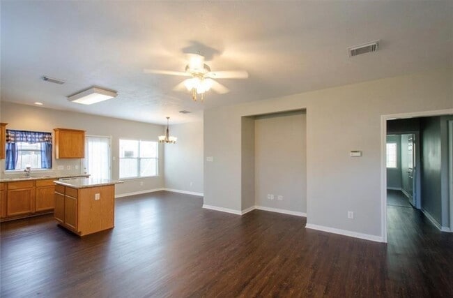 235 N Fowlkes St in Sealy, TX - Foto de edificio - Building Photo