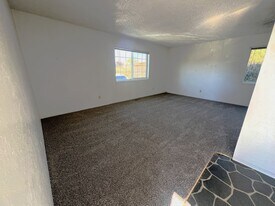 524 Mt Whitney St in Klamath Falls, OR - Building Photo