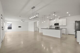 7400 Lowery Xing in Austin, TX - Building Photo - Building Photo