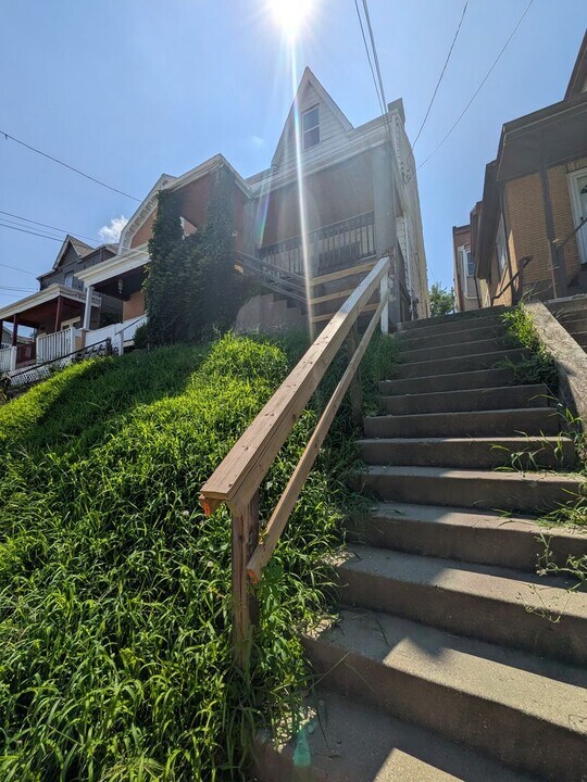 447 Hays Ave in Pittsburgh, PA - Building Photo