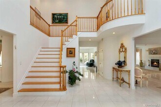 21 Cary Rd in Great Neck, NY - Foto de edificio - Building Photo