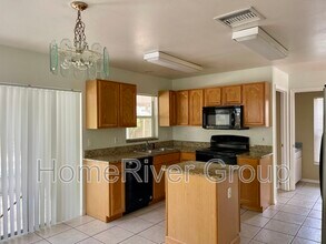 9810 Sunnyoak Dr in Riverview, FL - Building Photo - Building Photo