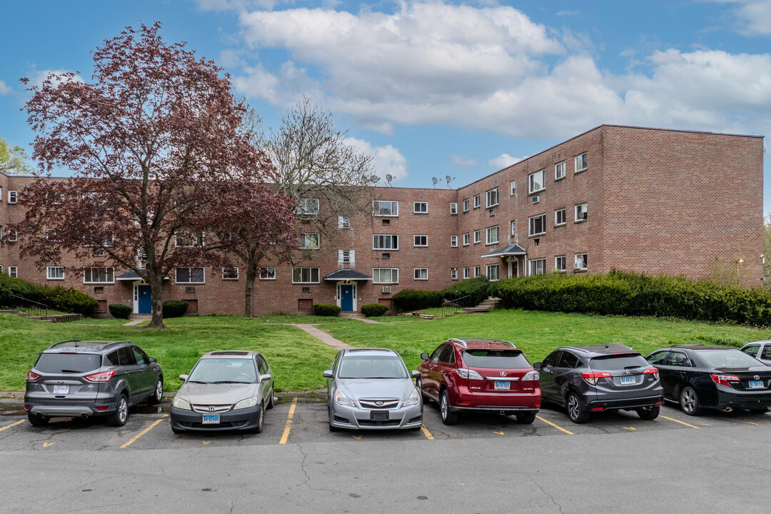 Bell Court in East Hartford, CT - Building Photo