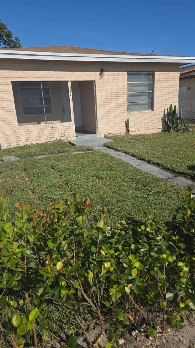 5241 Mayo St in Hollywood, FL - Building Photo - Building Photo