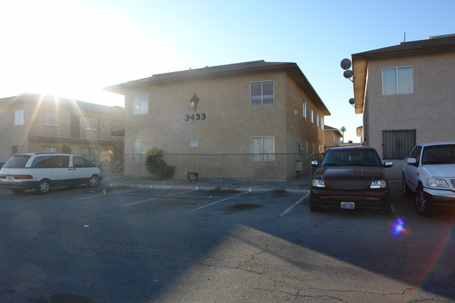 3433 Cheyenne Ave in North Las Vegas, NV - Building Photo - Building Photo