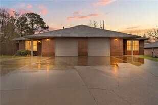 932 S Curtis Ave in Fayetteville, AR - Building Photo