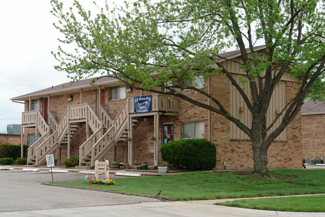 The Lodge East in Wichita, KS - Building Photo