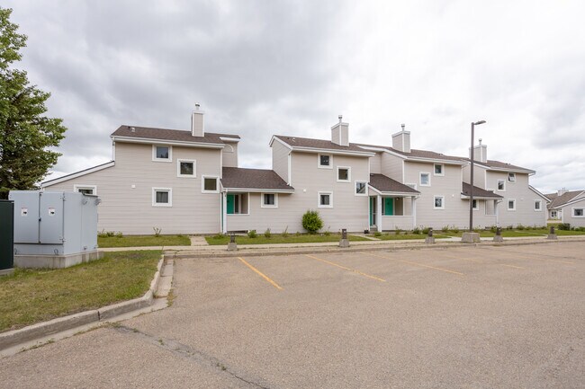 9A College Cir in Penhold, AB - Building Photo - Building Photo