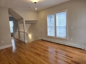 58 Hawthorne St, Unit 2 in Somerville, MA - Building Photo - Building Photo