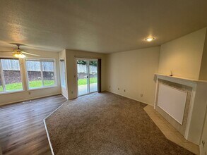 2598 NW Acey Way in Corvallis, OR - Foto de edificio - Building Photo