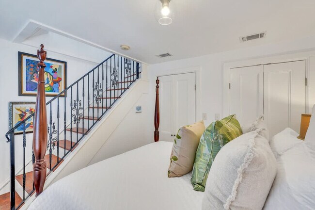 9 W Gordon Ln in Savannah, GA - Building Photo - Building Photo