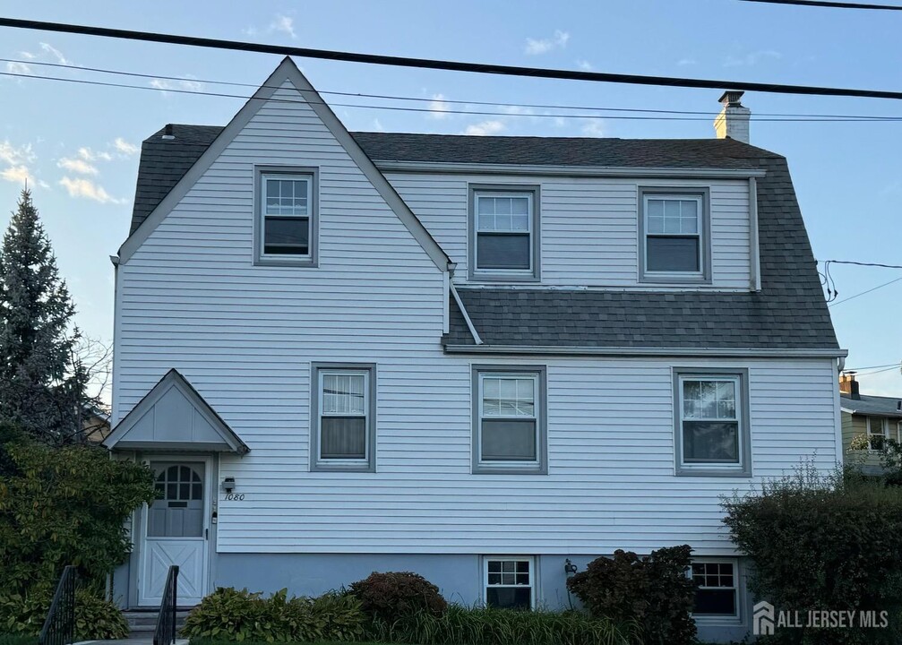 1080 Pine Ave in Union, NJ - Building Photo