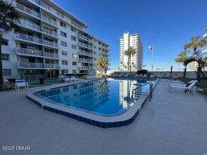 2727 N Atlantic Ave in Daytona Beach, FL - Foto de edificio - Building Photo