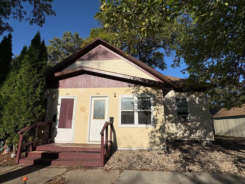 307-309 2nd St SW in Watertown, SD - Building Photo