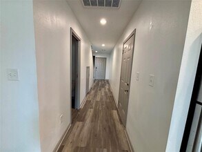 8113 Corinth St-Unit -B in Houston, TX - Foto de edificio - Building Photo
