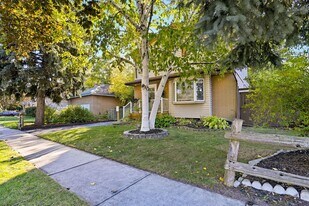 10 Roosevelt Ave in Ajax, ON - Building Photo